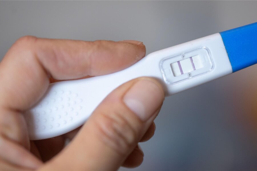Wenn ungewollt Schwangere eine Abtreibung wollen: Wenig Infos und weite Wege zwischen Mittweida und Freiberg - Ein Schwangerschaftstest zeigt mit zwei Streifen eine Schwangerschaft an.