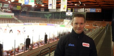 "Wenn wir Gehälter kürzen, würden wir Spieler verlieren" - René Rudorisch, Geschäftsführer der DEL 2, war zur Partie zwischen den Eispiraten Crimmitschau und dem EHC Freiburg im Kunsteisstadion im Sahnpark zu Gast. 