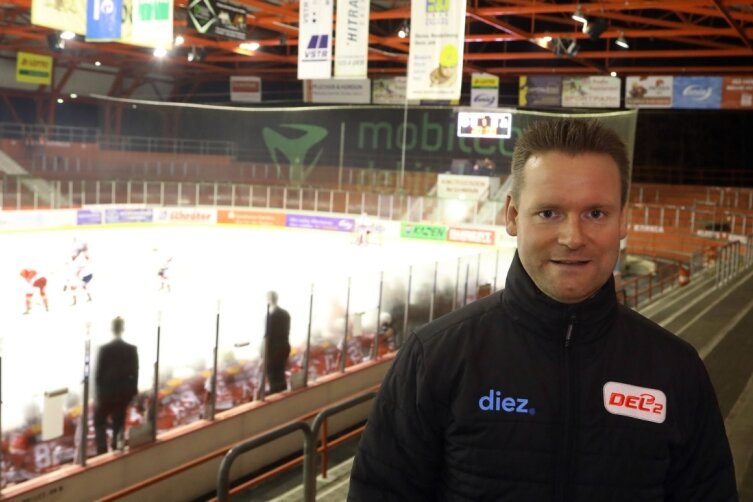 "Wenn wir Gehälter kürzen, würden wir Spieler verlieren" - René Rudorisch, Geschäftsführer der DEL 2, war zur Partie zwischen den Eispiraten Crimmitschau und dem EHC Freiburg im Kunsteisstadion im Sahnpark zu Gast. 