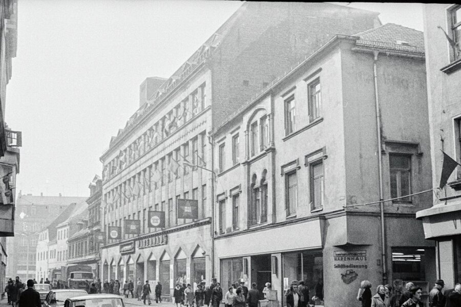 Wer erinnert sich an das alte "Konsument" in Zwickau? - So sah es im Jahre 1979 in der Hauptstraße in Zwickauer aus. Rechts das Warenhaus Konsument. 