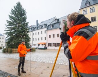 Wer hat den größten Baum? - Vermessungsingenieur Detlef Wuttke (links) und Auszubildender Paul Neyen nehmen beim Schneeberger Weihnachtsbaum Maß. 