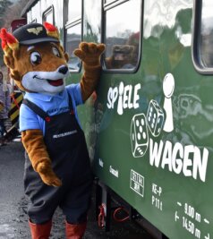"Wer hat die Sechs?" - Mit der Fichtelbergbahn spielend zum Fichtelberg - Die Fichtelbergbahn hat zum Wochenende einen Spielewagen in Betrieb genommen, worüber sich auch der Feuerfuchs freut. Das Maskottchen des Unternehmens wird für die jüngsten Fahrgäste meistens an dieser Stelle anzutreffen sein.