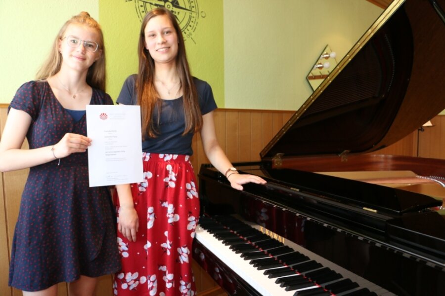 Wer hat schon zwei Klaviere zu Hause? - Selbstbewusst und musikalisch begabt: Die Pianistinnen Franziska Köchel aus Langenbach (rechts) und Samantha Pippig aus Plauen waren im Bundeswettbewerb Jugend musiziert erfolgreich. 