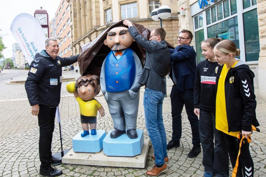 Wer hinter dem neuesten Figurenpaar von Vater und Sohn in der Plauener Innenstadt steckt - Die neuen Vater-und-Sohn-Figuren vor der VR-Bank an der Bahnhofstraße sind dem zweitgrößten Verein Plauens, dem SV 04 Oberlosa, gewidmet.