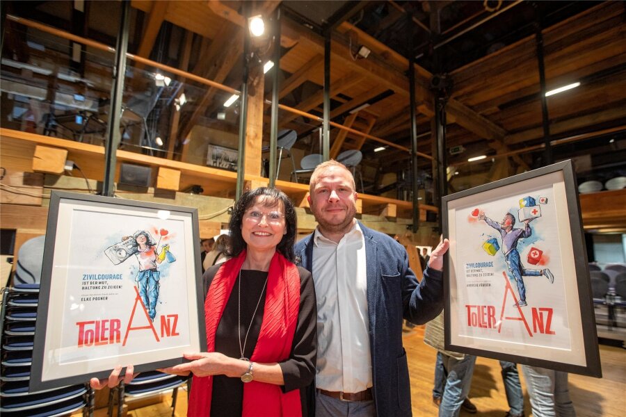 Wer in diesem Jahr den Preis für Zivilcourage erhalten hat - Haben in diesem Jahr den Preis für Zivilcourage erhalten: Elke Posner und Pfarrer Andreas Vödisch mit Karikaturen von Veit Larisch.