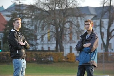 Wer ist das Volk? - Zwei "Volksvertreter" aus Freiberg: Gymnasiast Felix Menzer (links) demonstrierte für Flüchtlinge, sein Schulkamerad Chris Straßburger (rechts) ging zur AfD.