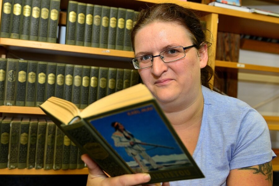 Yvonne Schädlich kann in der Bibliothek Hainichen fast alle Karl-May-Bände anbieten, auch "Winnetou", den sie hier in der Hand hält. 