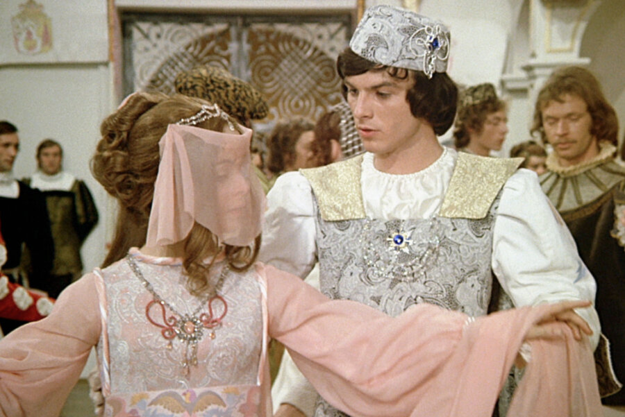 Wer möchte es nicht: Einmal selbst Aschenbrödel im Ballkleid vor Schloss Moritzburg sein - Eine Szene aus dem originalen Märchenfilm, bei dem Aschenbrödel das Kleid trägt. 