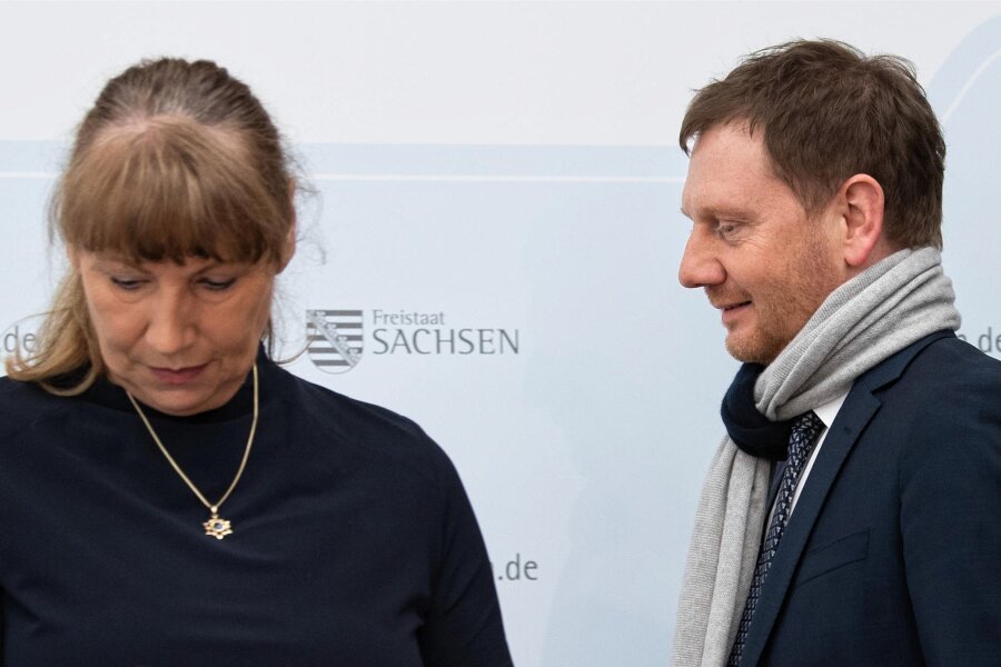 Wer Sachsen bei der Landtagswahl vor der AfD retten soll - Aufnahme vom März 2020: Sozialministerin Petra Köpping (SPD) und Ministerpräsident Michael Kretschmer (CDU) vor einer gemeinsamen Pressekonferenz in Dresden.