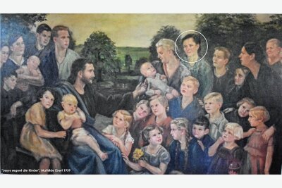 Wer sich hinter den Figuren auf einem historischen Reinsdorfer Gemälde verbirgt - Die fünfte Person von oben rechts auf dem Gemälde "Jesus segnet die Kinder" in der St. Jakobuskirche in Reinsdorf ist die Malerin Mathilde Ebert. 