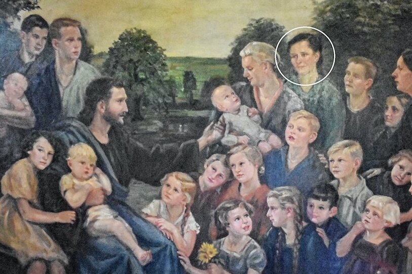 Wer sich hinter den Figuren auf einem historischen Reinsdorfer Gemälde verbirgt - Die fünfte Person von oben rechts auf dem Gemälde "Jesus segnet die Kinder" in der St. Jakobuskirche in Reinsdorf ist die Malerin Mathilde Ebert. 