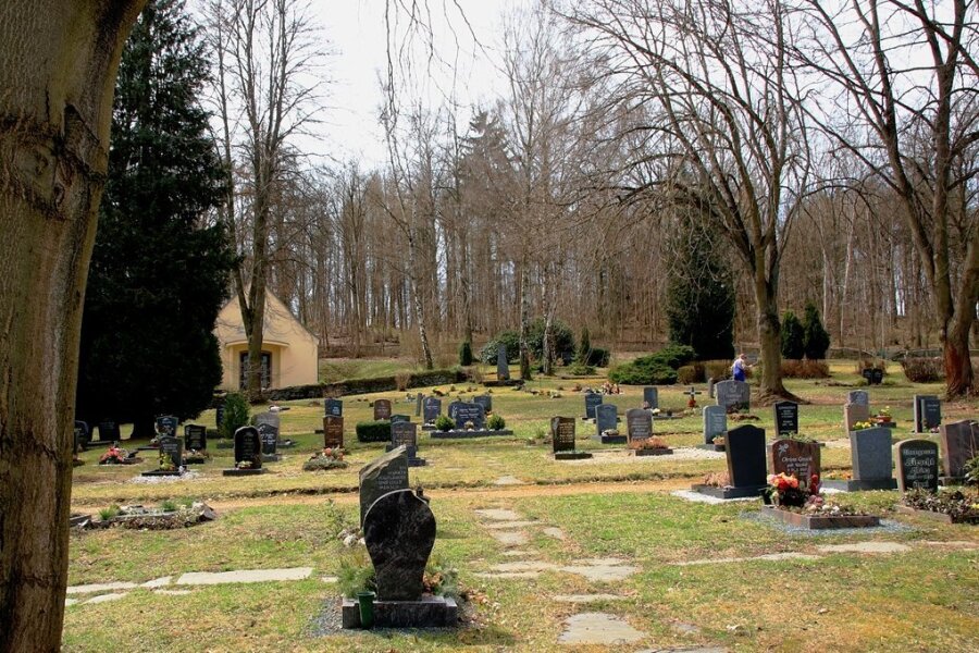 Auf den ersten Blick ist auf dem Friedhof Altensalz alles in Ordnung. Allerdings wurden Grabbepflanzungen in Mitleidenschaft gezogen.