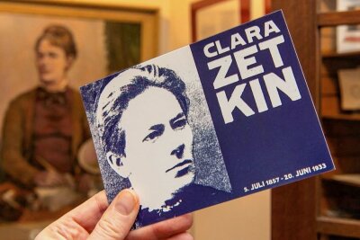 Wer war Clara Zetkin? Ihre Söhne erzählen im Theater in Wiederau - Clara Zetkin auf einer Postkarte von „Lisa“, Feministische Frauenarbeitsgemeinschaft der Linkspartei, und einem Gemälde, zu finden im Museum in Wiederau.