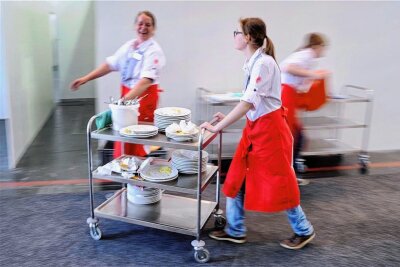 Wer, Was, Wo: Ferienjob-Suche in Chemnitz für Kurzentschlossene - In Kliniken gibt es Ferienjobs in der Pflege und in der Küche.