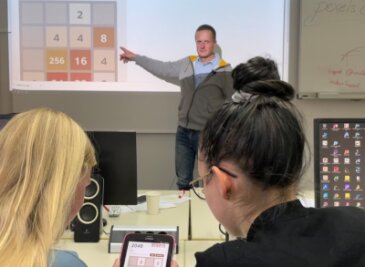 Wer will an meine Smartphone-Daten? - Live-Hacking: Maik Benndorf von der TU Chemnitz hat sich auf einem Tablet eingehackt und kann von einem fremden Rechner beobachten, was die Schülerinnen auf dem Tablet spielen. 