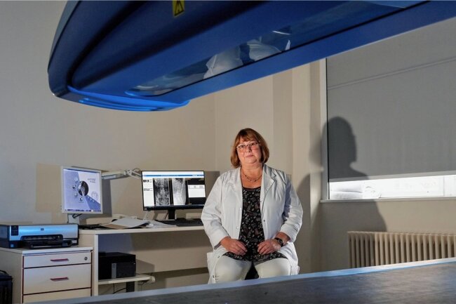 Wer zahlt die Knochendichte-Messung? Mediziner und Betroffene berichten - Dr. Leonore Unger vom Städtischen Klinikum Dresden wertet die Röntgenbilder einer Knochendichtemessung aus.