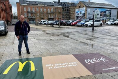 Werbebanner sorgt für Aufsehen: McDonald's bald in Flöha? - "Mal sehen, ob das jemand vermisst:" Hausmeister Alexander Moser hat das McDonald's-Werbebanner einkassiert.