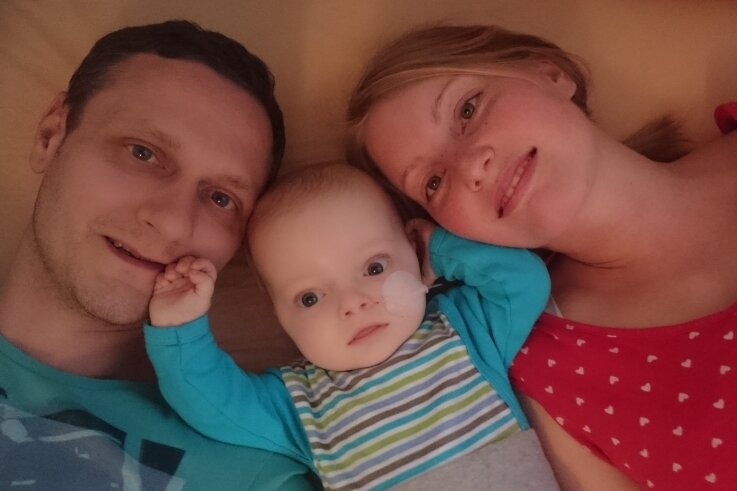 Werda: 300 Vogtländer wollen Karl helfen - Thomas und Vanessa Müller mit ihrem Baby Karl.
