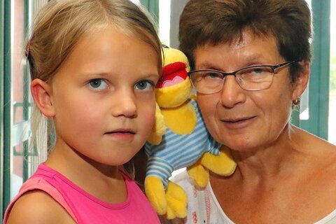 Werdau: 2,3-millionster Gast im "Webalu" - Angelika Müller und ihre Enkelin Lene wurden am Donnerstag im Webalu angenehm überrascht.