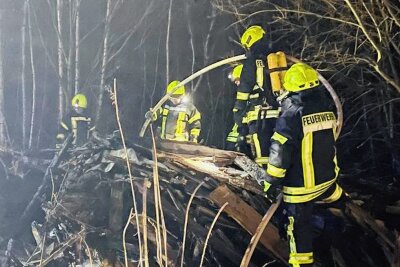 Werdau: Acht Einsätze für Feuerwehren in Neujahrsnacht - Die Leubnitzer Feuerwehr war in der Neujahrsnacht unterwegs, um einen brennenden Holzhaufen zu löschen. Foto: Feuerwehr Werdau