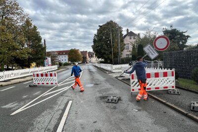 Werdau: Auf der Bundesstraße 175 rollt der Verkehr wieder - Mitarbeiter der Zwickauer Firma Verkehrstechnik Roßberg räumen am Donnerstag die Sperrzäune und -schilder weg.