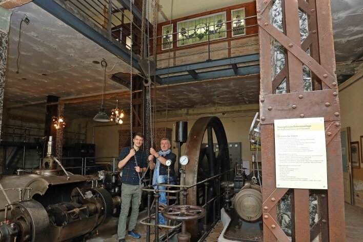 Werdau bekommt ein weiteres Museum - Investor Uwe Reinhold (rechts) erklärt in der Tuchfabrik Sebastian Dämmler die Technologie des Kettenkrans.