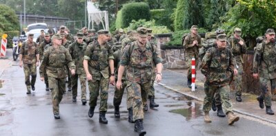 Werdau: Bundeswehr-Reservisten prüfen, wie fit sie für den Ernstfall sind - Märsche in die Umgebung gehören zum Ausbildungswochenende, das an der Landessportschule stattfindet.