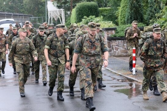Werdau: Bundeswehr-Reservisten prüfen, wie fit sie für den Ernstfall sind - Märsche in die Umgebung gehören zum Ausbildungswochenende, das an der Landessportschule stattfindet.