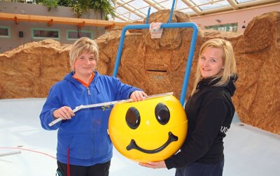 Werdau: Ein Smiley treibt im  "Webalu" Schabernack - Noch sind Susann Pohlmann (links) und Sabina Stich mit den Vorbereitungen für die Installation des Wassertor-Smileys beschäftigt.