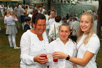Werdau: Familientrio testet "Dinner in Weiß" - Simona Schrapps (l.) war mit ihren Töchtern Lelia (r.) und Livia zum ersten Mal beim "Dinner in Weiß" im Werdauer Landwehrgrund dabei. 