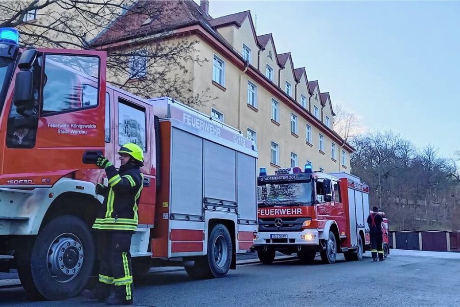 Werdau: Feuerwehr rückt wegen Essensdunst an - Feuerwehrleute von Werdau und Leubnitz rückten am Donnerstag in die Neugasse aus. 