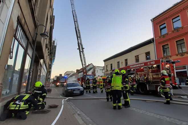 Werdau: Feuerwehr rückt zu vermeintlichem Kellerbrand aus - 44 Frauen und Männer waren an dem rund einstündigen Einsatz in der Werdauer Innenstadt beteiligt. 