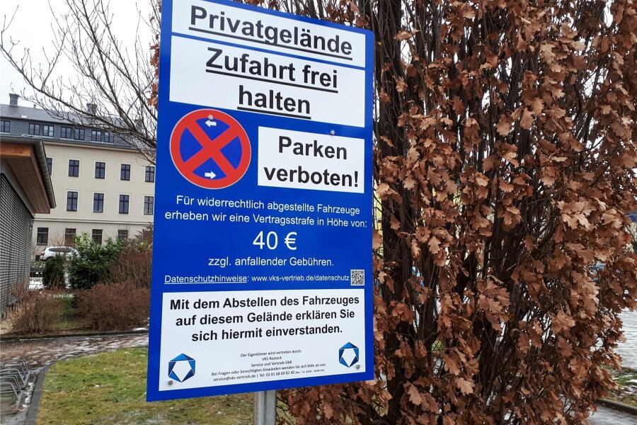 Werdau: Fremdparkern droht Bußgeld von 40 Euro - Mit diesem Schild weist die Kirchgemeinde darauf hin, dass Parken an der Burgstraße nicht mehr für alle möglich ist.