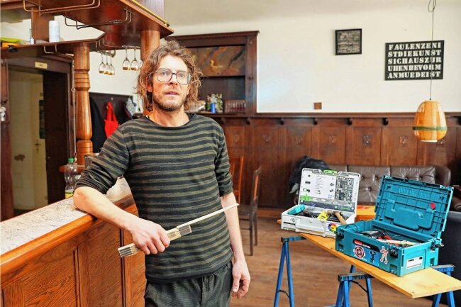 Werdau: Für sein neues Café kommt ein 42-Jähriger wieder nach Hause - Jan Wüstemann ist seit einigen Tagen im "Café am Markt" in Werdau zu Gange, um das einstige Lokal für neue Gäste schön zu machen.