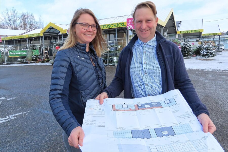 Werdau: Gartencenter investiert in Um- und Neubau fast eine Million Euro - Daniel Heuschkel und seine Frau Heike Beck mit den Plänen für den Aus- und Umbau des Gartencenters.