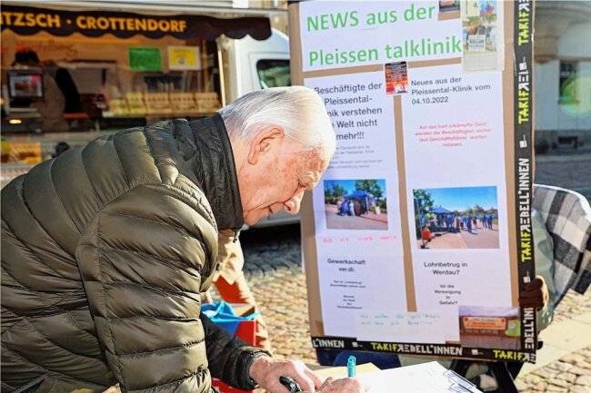 Werdau: Gewerkschaft fordert schnellere Zahlung für Klinikmitarbeiter - Viele Besucher des Sachsenmarktes unterstützten mit einer Unterschrift die Forderungen der Beschäftigten der Pleißentalklinik.