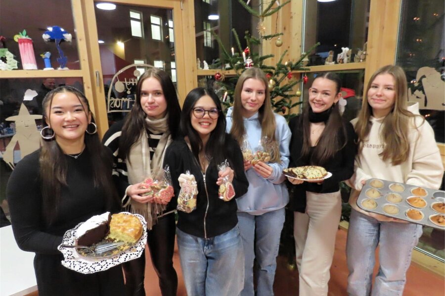 Werdau: Gymnasium stellt Adventsmarkt auf die Beine - Am Pfefferkuchenstand boten die Schülerinnen des Werdauer Gymnasiums allerlei Leckereien an.