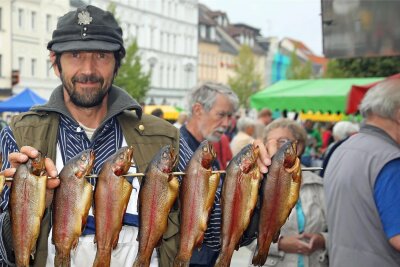 Werdau: Händler bieten regionale Köstlichkeiten an - Geräuchertes bietet auch der Fischmarkt Scheibner am Samstag zum Spezialmarkt an.