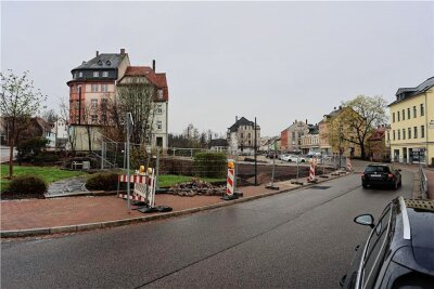 Werdau: Innenstadtgrundstück an der Plauenschen Straße wird zur Bebauung ausgeschrieben - Gegenüber der Fleischerei Heyer an der Plauensche Straße in Werdau ist durch den Abriss viel Freiraum entstanden.