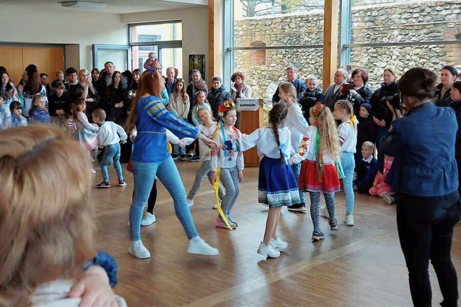 Werdau: Interkulturelles Osterfest vereint 352 Gäste verschiedener Nationalitäten im Gemeindezentrum - Gemeinsame Tänze sorgten für eine beschwingte Stimmung beim Osterfest im Gemeindezentrum Werdau.
