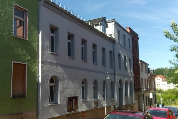 Die Schwerathletikhalle (helles Gebäude) in Werdau wird erneut für einige Monate zur Baustelle. 