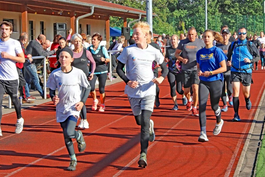 Werdau: Läufer starten für einen guten Zweck - Zum Hospizlauf im vergangenen Jahr waren knapp 400 Läufer in der Sachsenarena unterwegs.