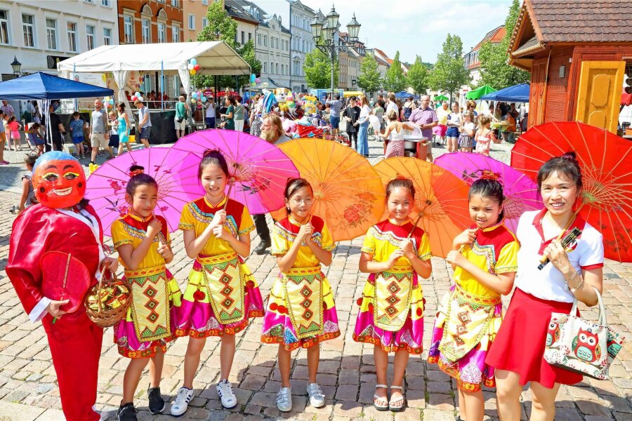 Werdau: Marktplatz wird zum großen Spielplatz für Familien - In farbenfrohen Kostümen werden sich die Mädchen des Vereins der Vietnamesen zum Kinderfest präsentieren.