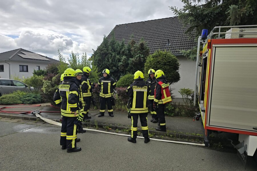 Werdau: Mehr als 20 Feuerwehrleute löschen Kellerbrand in Steinpleiser Siedlung - Der Kellerbrand in Steinpleis wurde rasch gelöscht. Danach werteten die Feuerwehrleute den Einsatz aus.