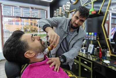Werdau: Mit Rasiermesser und Faden für die Schönheit der Männer - Ismael Abdullah beherrscht die Kunst des Rasierens. Der 31-jährige Syrer hat einen Barbershop in Werdau eröffnet.