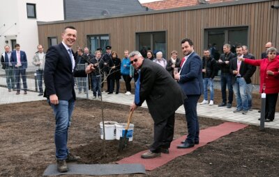 Werdau: Moderne Wohnungen für Senioren - Zur Einweihung der Wohngemeinschaft pflanzten Holger Nerlich (l.) sowie Gerd und Frank Zwinscher eine Linde auf das Gelände. 
