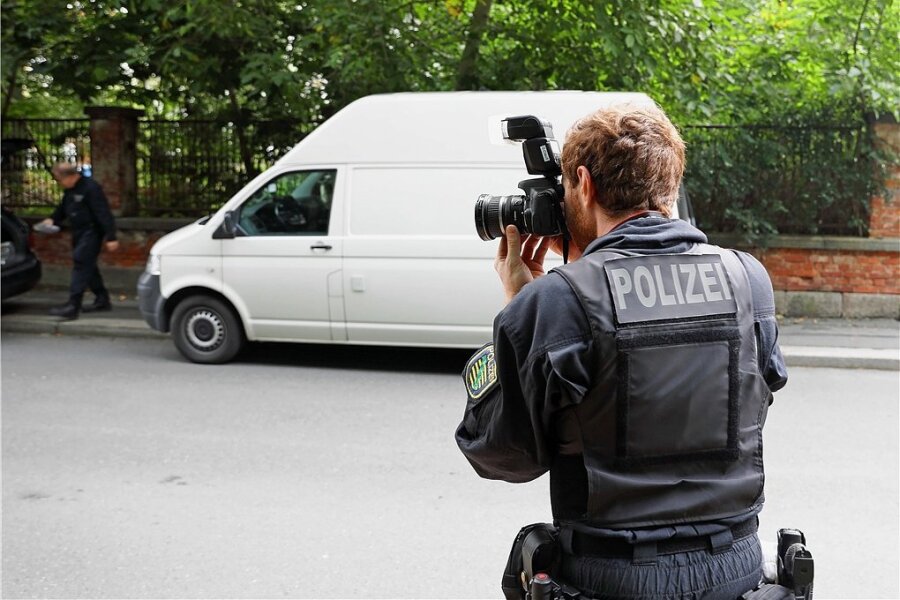 Werdau: Mutter und dreijähriges Kind tot - Polizei nimmt Ehemann fest - Die Kriminalpolizei ermittelte am Tatort in Werdau. 