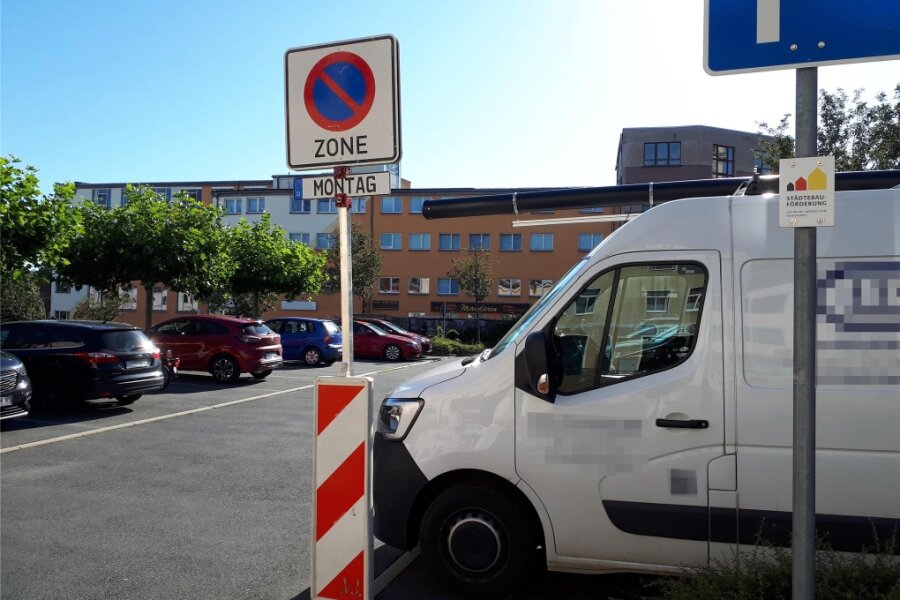 Werdau: Parkplatzsuche könnte länger dauern - Parkverbot herrscht am Montag auch auf dem Platz am Eingang zum Werdauer Brühl.