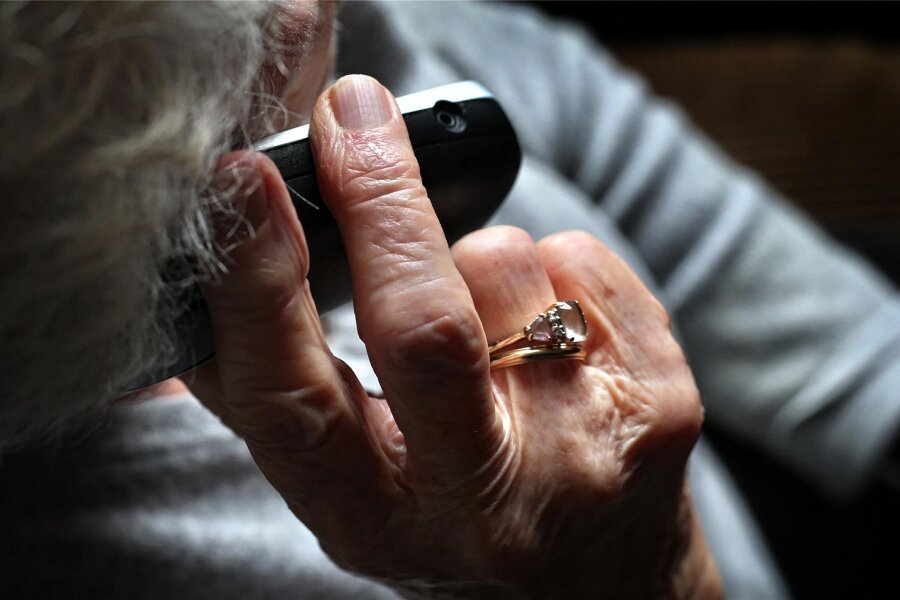 Werdau: Polizei informiert über Enkeltrick und Abzocke am Telefon - Mit dem sogenannten „Enkeltrick“ werden vor allem Senioren hinters Licht geführt.