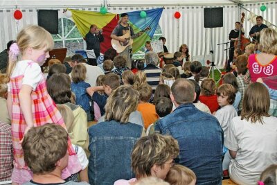 Werdau: Schnupperstunde beim Musikschulfest macht Lust aufs Lernen - Musikalisch geht es am Samstag auch im Zelt im Garten der Musikschule nahe dem Werdauer Stadtpark zu.